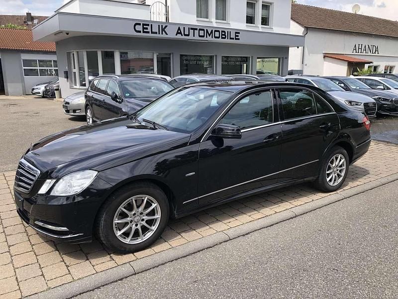 Obsidianschwarz metalliclack Gebraucht 2010 Mercedes E350 Avantgarde Limousine | 8.990 € (Superpreis) - Bild 1/4