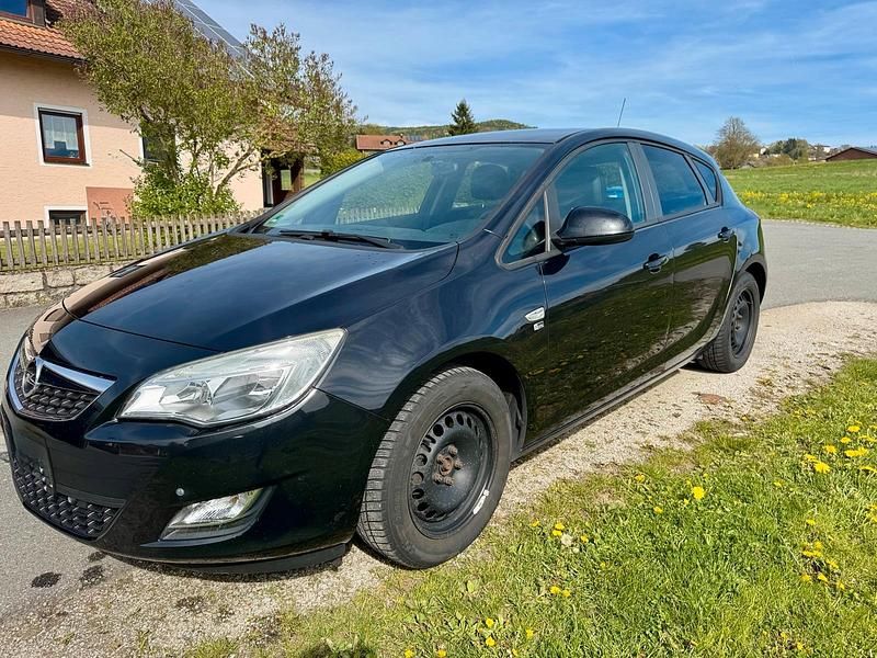 Usata Opel Astra 140 CV (102 kW) 2012 Nero Berlina