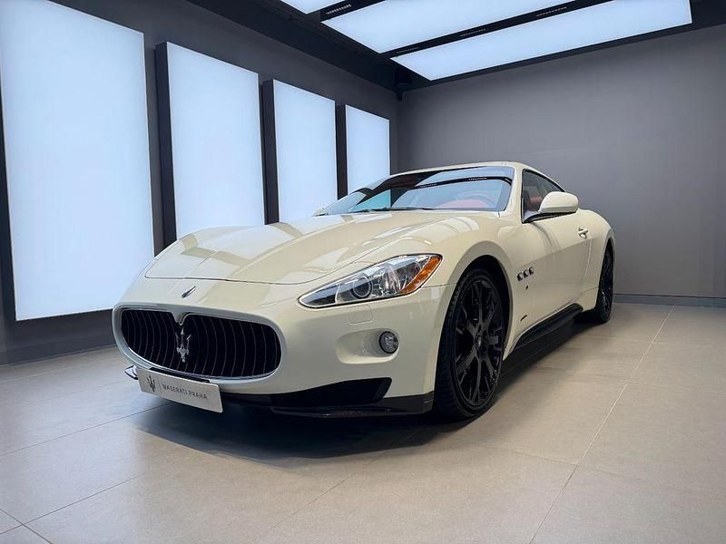 Weiß Gebraucht 2010 Maserati Granturismo Coupé | 49.913 € (Etwas zu teuer) - Bild 1/4