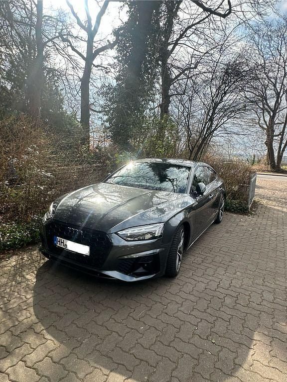 Grau Gebraucht 2024 Audi A5 Sportback S-Line Limousine | 49.999 € (Teuer) - Bild 1/4