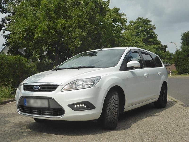 Weiß Gebraucht 2009 Ford Focus Kombi | 2.500 € (Fairer Preis) - Bild 1/4