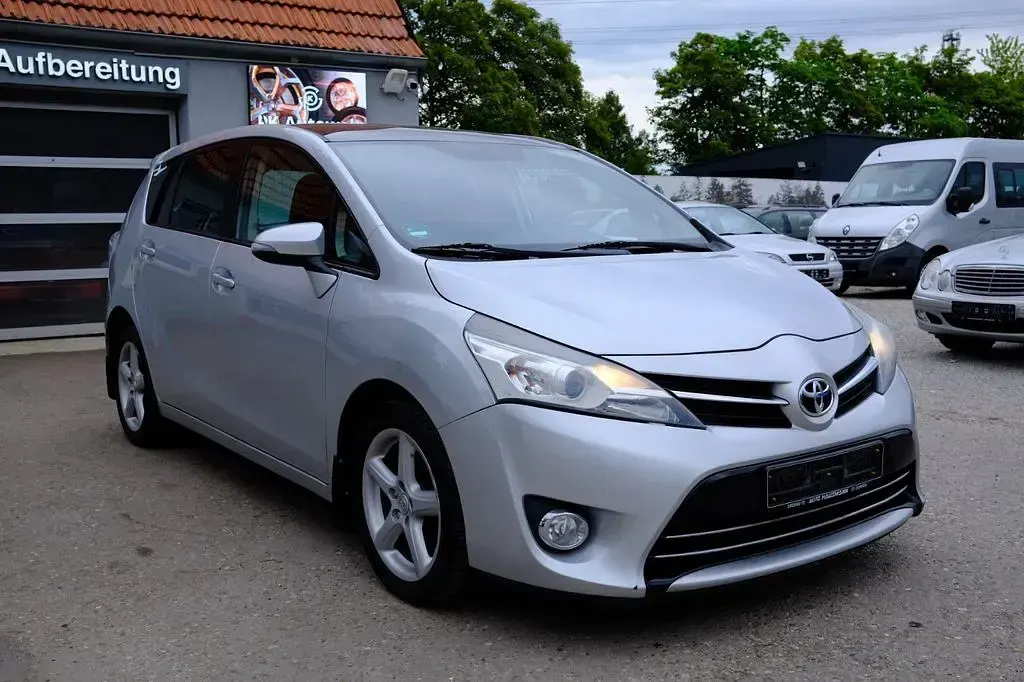 Gebraucht Toyota Verso Life 177 PS (130 kW) 2013 Silber Van / Kleinbus