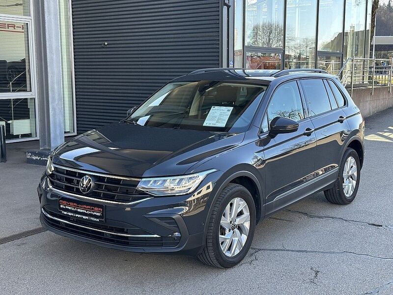 Grau Gebraucht 2022 VW Tiguan Life SUV | 35.990 € (Teuer) - Bild 1/4