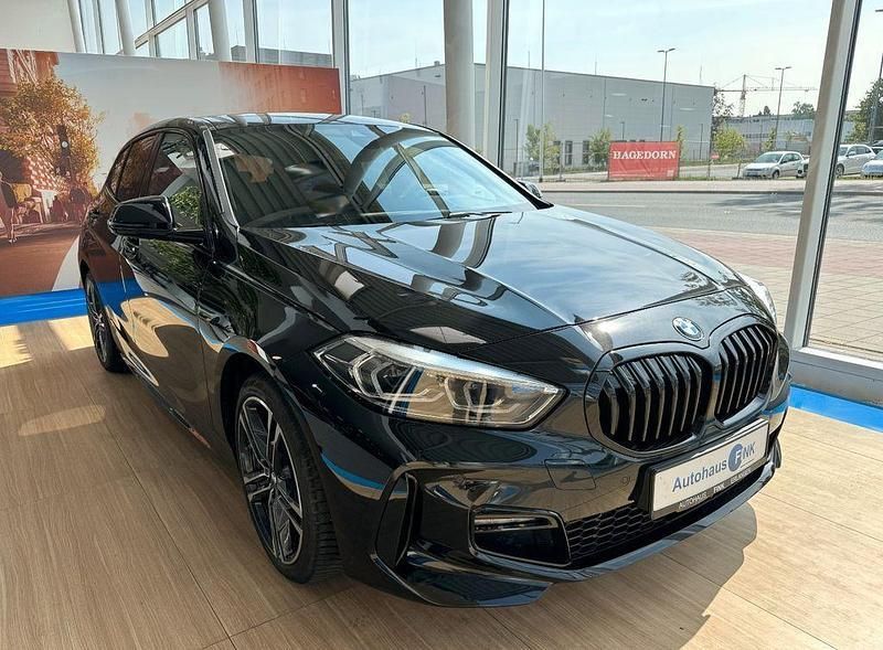 Schwarz Gebraucht 2024 BMW 120 M Sport Kleinwagen | 34.370 € (Fairer Preis) - Bild 1/4