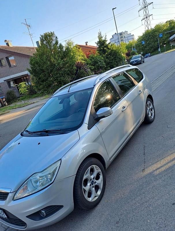 Silber Gebraucht 2009 Ford Focus Kombi | 2.650 € (Etwas zu teuer) - Bild 1/4