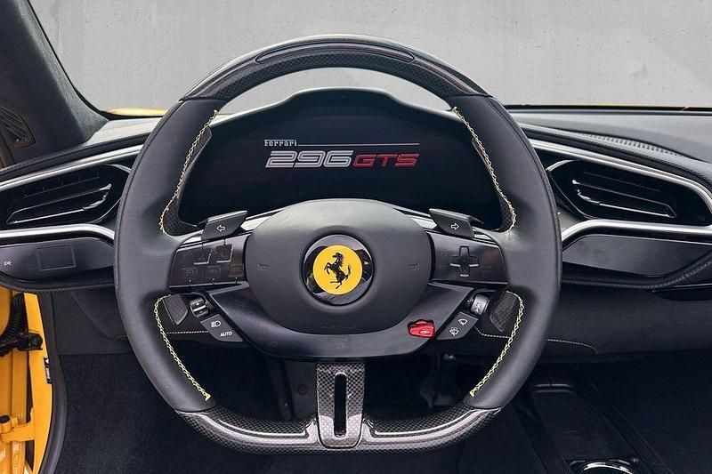 Gebraucht Ferrari 296 829 PS (609 kW) 2024 Gelb Cabrio