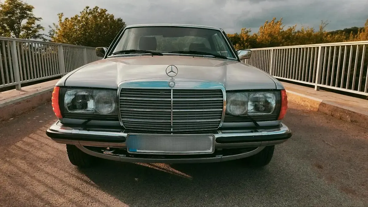 Gebraucht Mercedes 230 130 PS (95 kW) 1982 Silber Coupé