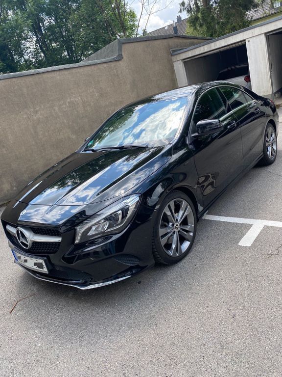 Schwarz Gebraucht 2018 Mercedes CLA220 Limousine | 17.800 € (Fairer Preis) - Bild 1/4