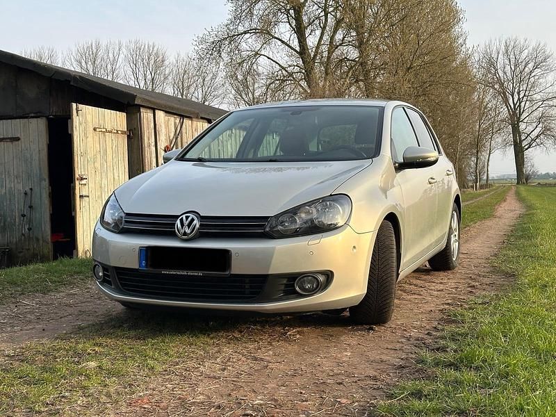 Gebraucht VW Golf VI Team 122 PS (89 kW) 2010 Silber Kleinwagen