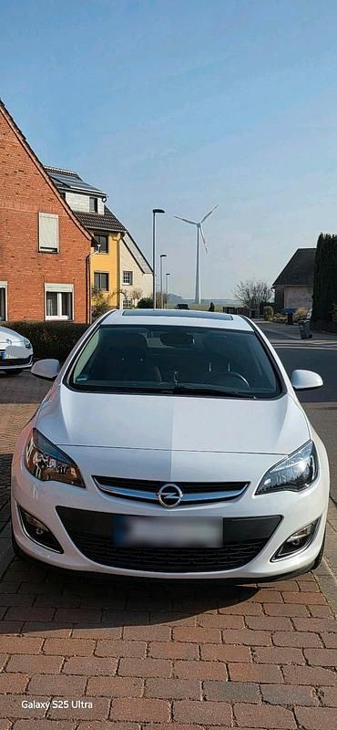 Gebraucht Opel Astra Active 120 PS (88 kW) 2013 Weiß Limousine