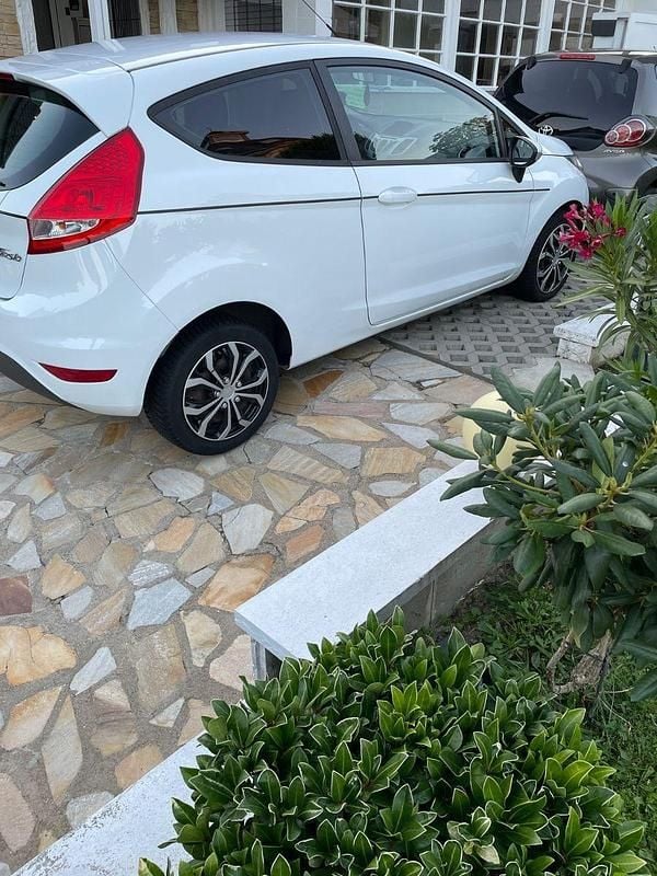 Gebraucht Ford Fiesta Trend 60 PS (44 kW) 2011 Weiß Kleinwagen