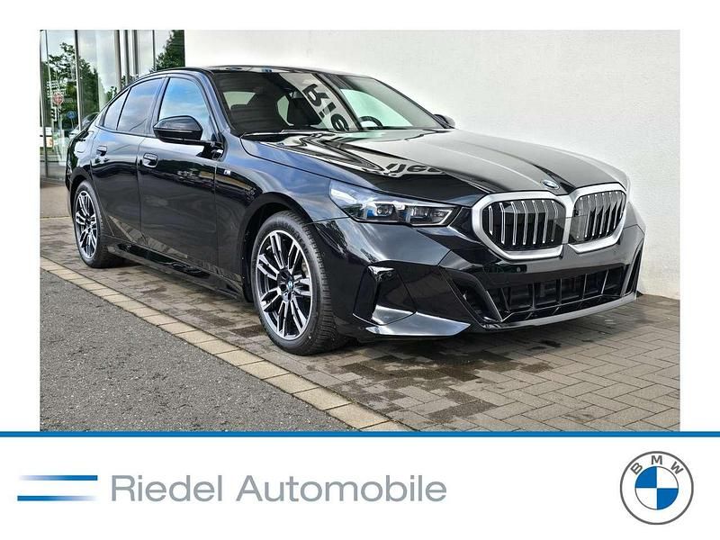 Saphirschwarz metallic Gebraucht 2024 BMW 520 M Sport Limousine | 50.490 € (Guter Preis) - Bild 1/3