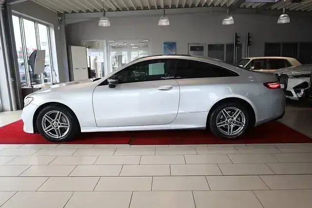 Gebraucht Mercedes E220 AMG line 194 PS (142 kW) 2019 Iridiumsilber  lack Coupé
