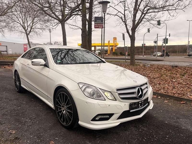 Gebraucht Mercedes E500 AMG 387 PS (284 kW) 2009 Calcitweiss/zirrusweiss Coupé