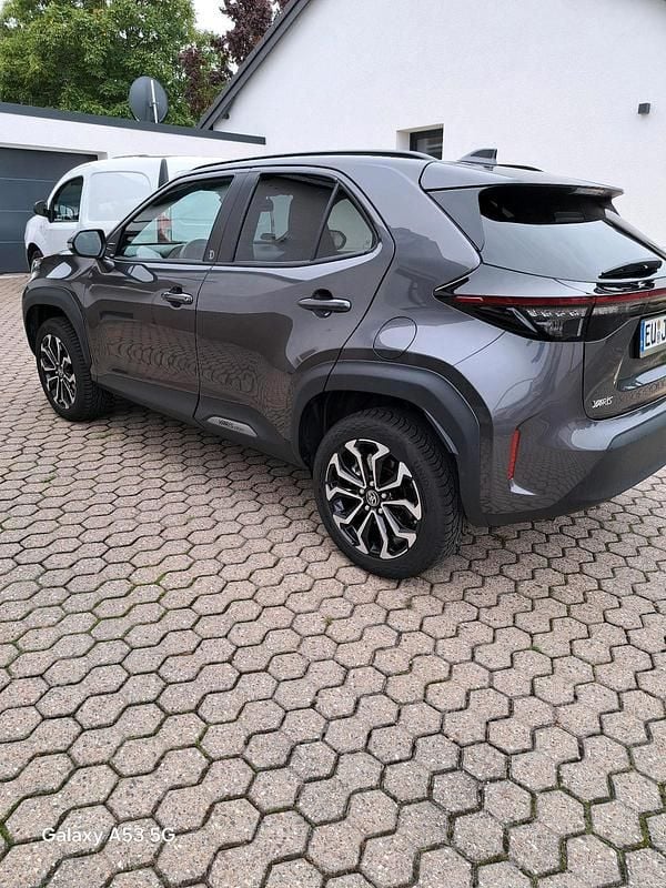 Grau Gebraucht 2024 Toyota Yaris Hybrid SUV | 26.500 € (Guter Preis) - Bild 1/4