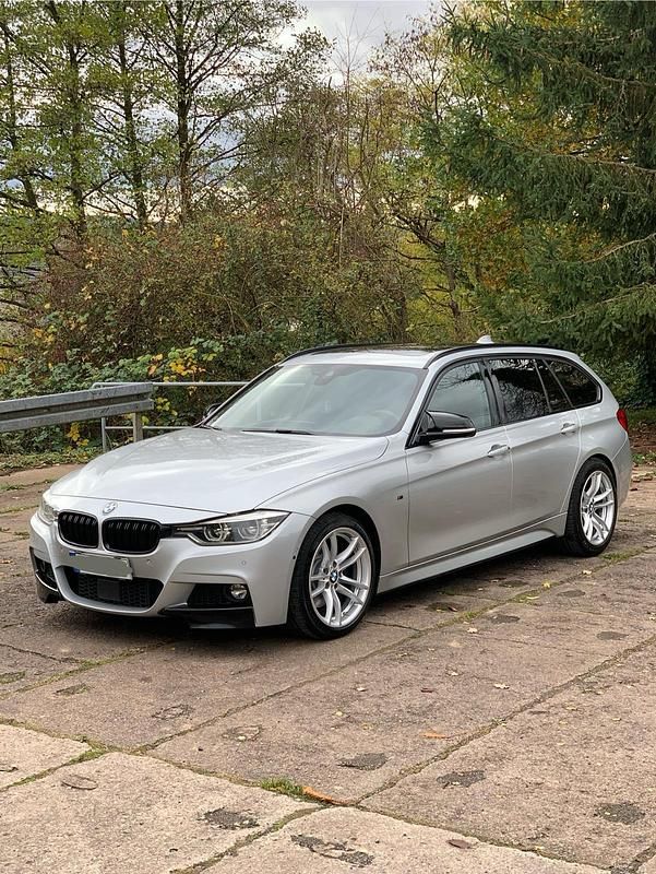 Silber Gebraucht 2017 BMW 330 Shadowline Kombi | 24.500 € - Bild 1/4