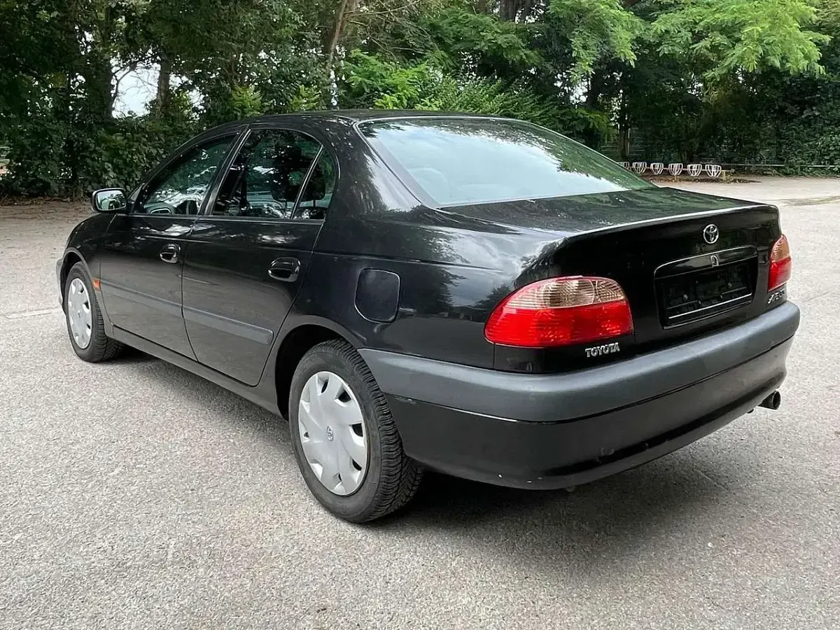Gebraucht Toyota Avensis Sol 150 PS (110 kW) 2001 Schwarz Limousine