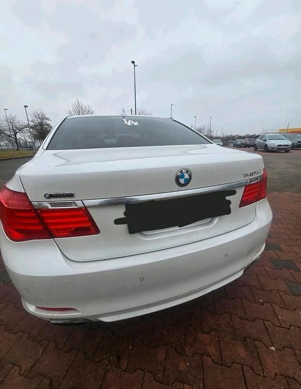 Gebraucht BMW 740L 330 PS (242 kW) 2010 Weiß Limousine