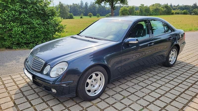 Blau Gebraucht 2004 Mercedes E220 Classic Limousine | 2.300 € (Guter Preis) - Bild 1/4