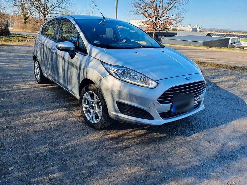 Gebraucht Ford Fiesta Celebration 80 PS (58 kW) 2015 Silber Kleinwagen