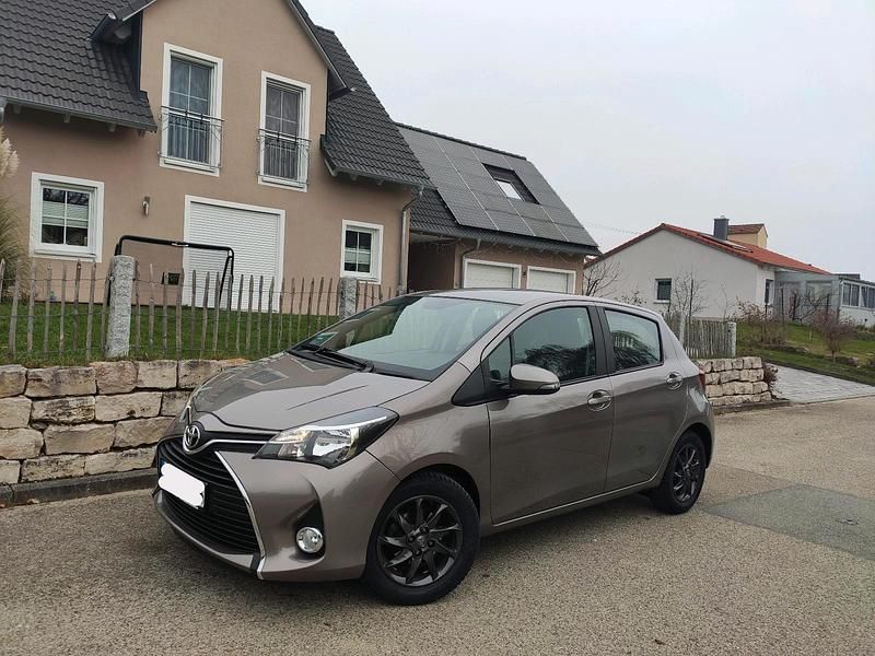 Braun Gebraucht 2016 Toyota Yaris Kleinwagen | 11.750 € (Fairer Preis) - Bild 1/4
