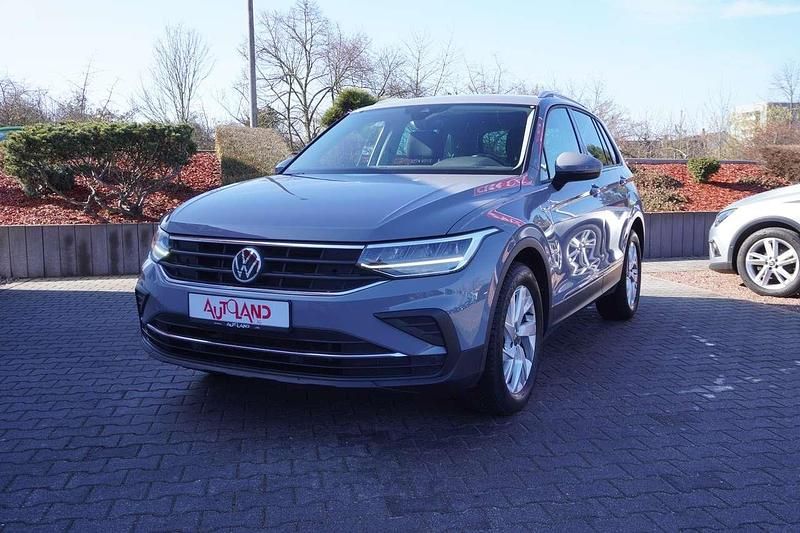 Gebraucht VW Tiguan Active 131 PS (96 kW) 2022 Mondsteingrau SUV