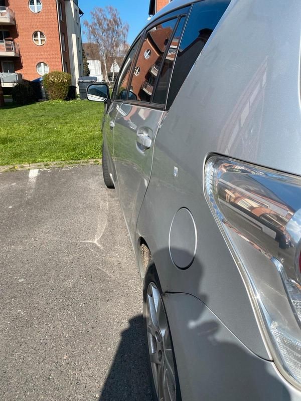 Gebraucht Toyota Verso 180 PS (132 kW) 2012 Grau Van / Kleinbus