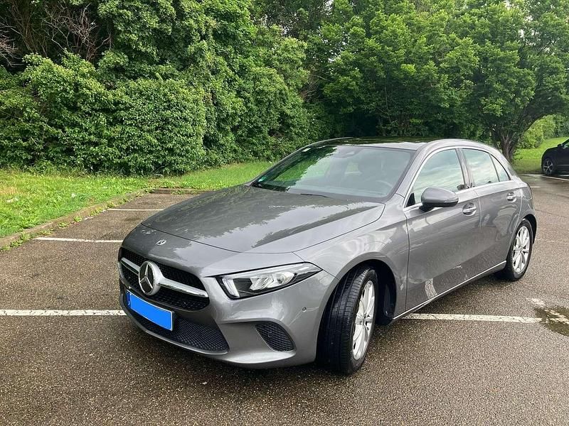 Grau Gebraucht 2020 Mercedes A160 Kleinwagen | 20.500 € (Fairer Preis) - Bild 1/4