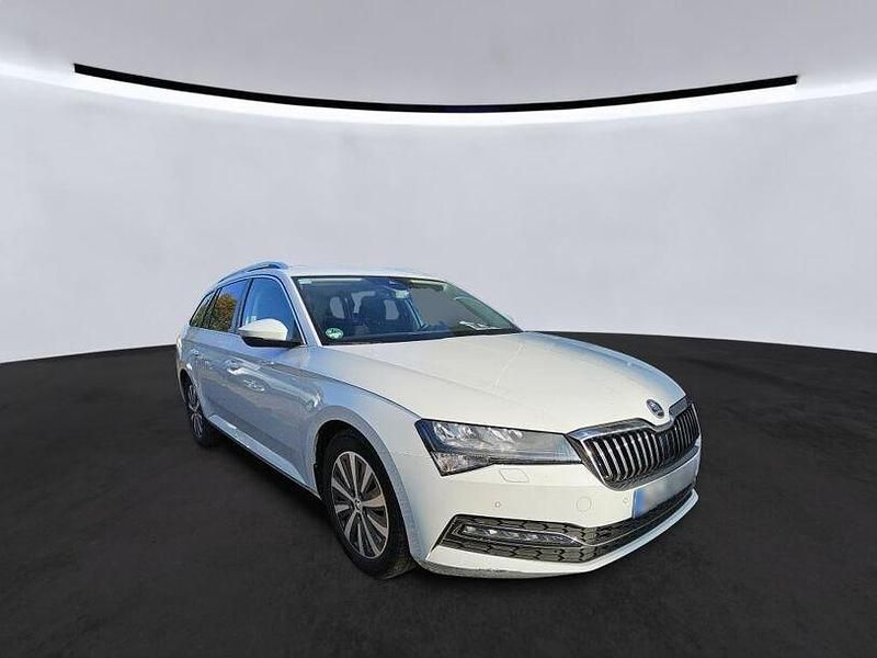 Moonweiss metallic (metallic) Gebraucht 2022 Skoda Superb Style Kombi | 22.469 € (Superpreis) - Bild 1/2