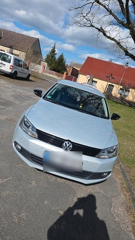 Second-hand VW Jetta 105 CP (77 kW) 2012 Argintiu Berlinǎ
