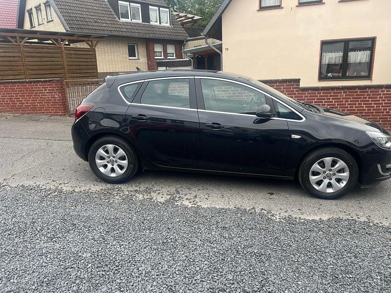 Second-hand Opel Astra 110 CP (80 kW) 2015 Negru Berlinǎ