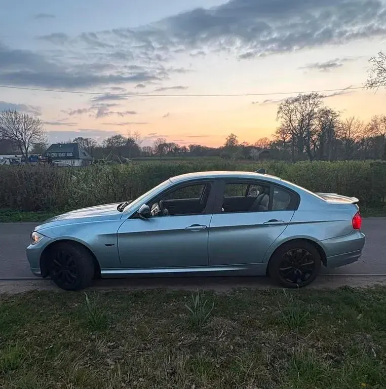 Gebraucht BMW 320 170 PS (125 kW) 2008 Blau Limousine