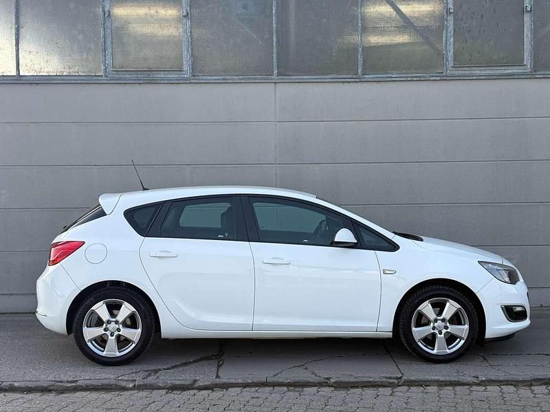Gebraucht Opel Astra 101 PS (74 kW) 2012 Schneeweiss/summitwhite/arctic Kleinwagen