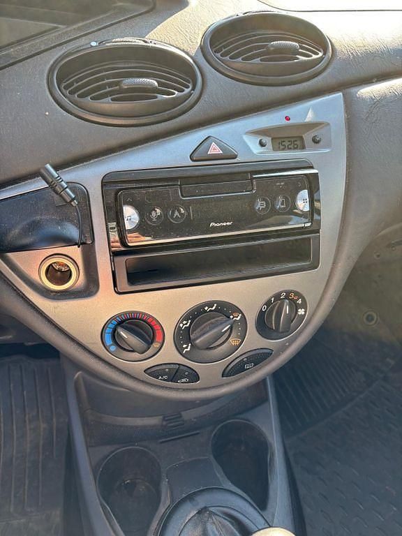 Second-hand Ford Focus 75 CP (55 kW) 2004 Argintiu Berlinǎ