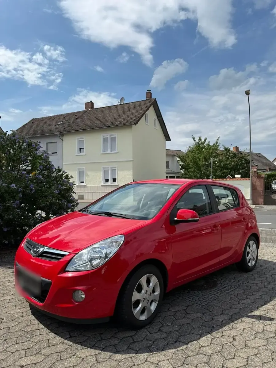 Gebraucht Hyundai i20 77 PS (56 kW) 2012 Rot Kleinwagen