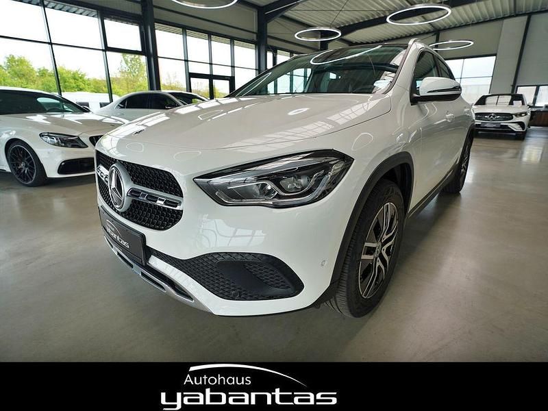 Polarweiss unilack (metallic) Gebraucht 2023 Mercedes GLA180 Urban SUV | 34.900 € (Fairer Preis) - Bild 1/4