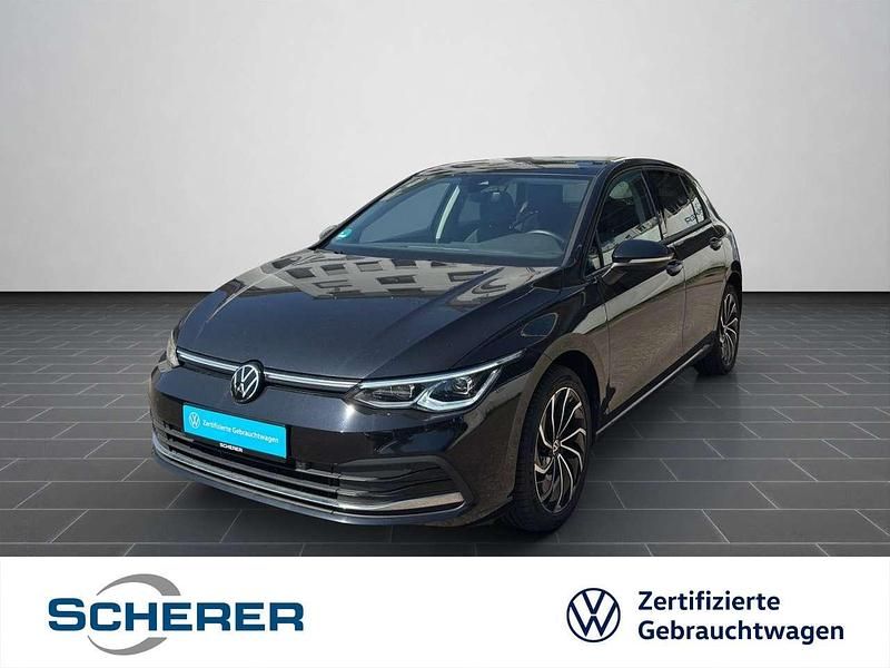 Deep black perleffekt (metallic) Gebraucht 2022 VW Golf VIII Active Limousine | 25.490 € (Fairer Preis) - Bild 1/4