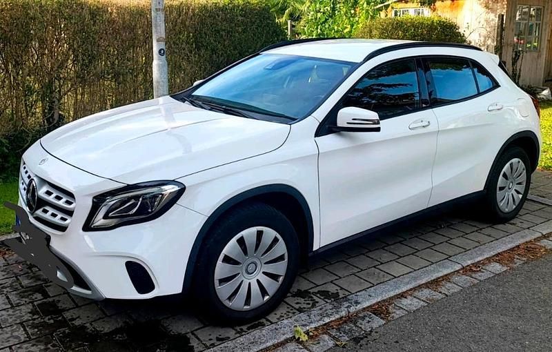 Weiß Gebraucht 2020 Mercedes GLA180 SUV | 20.900 € (Fairer Preis) - Bild 1/4