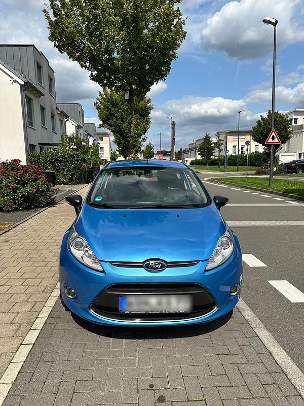 Blau Gebraucht 2011 Ford Fiesta Titanium Kleinwagen | 3.850 € (Fairer Preis) - Bild 1/4