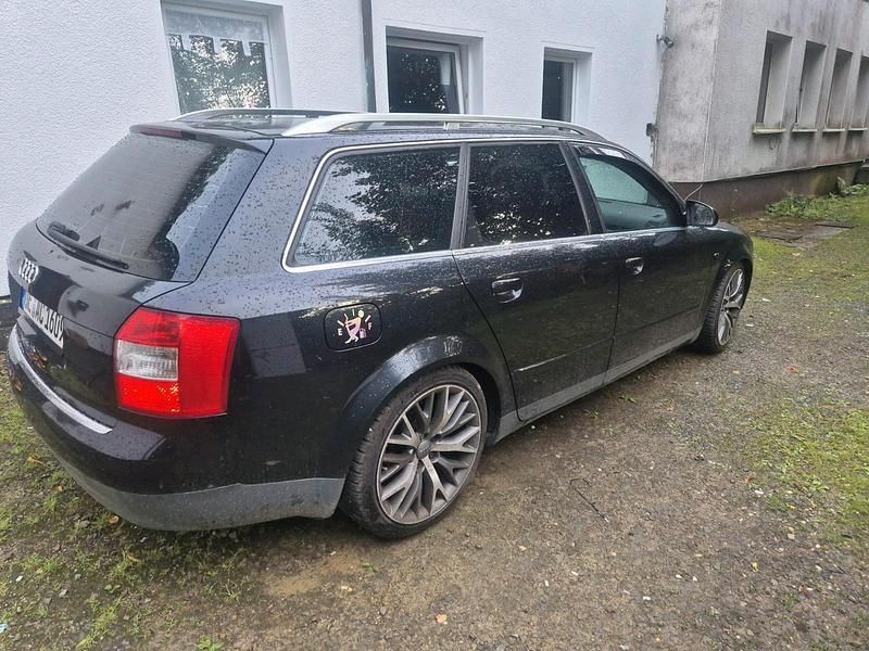 Schwarz Gebraucht 2002 Audi A4 Kombi | 1.600 € (Etwas zu teuer) - Bild 1/4