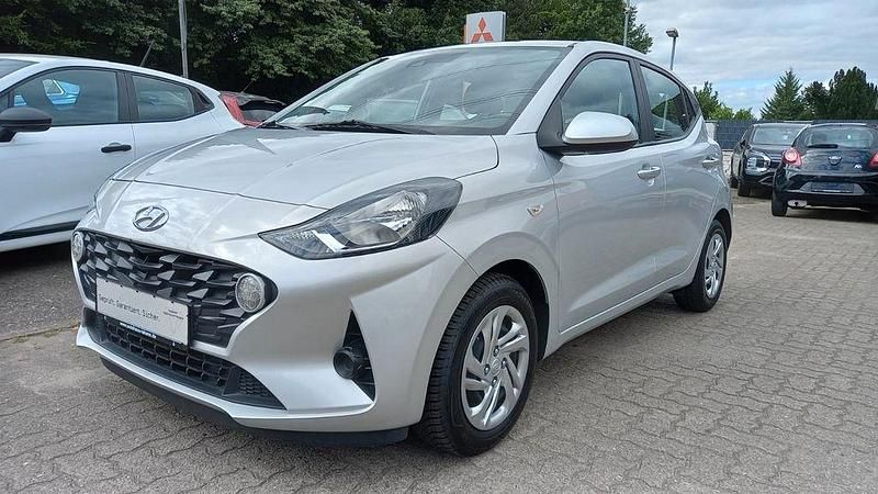 Silber Gebraucht 2023 Hyundai i10 Select Kleinwagen | 11.290 € (Guter Preis) - Bild 1/4