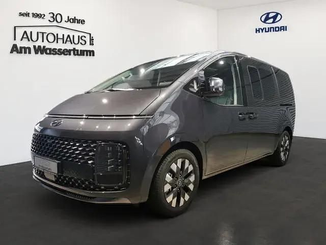Grau Gebraucht 2023 Hyundai Staria Signature Van | 44.999 € (Fairer Preis) - Bild 1/4