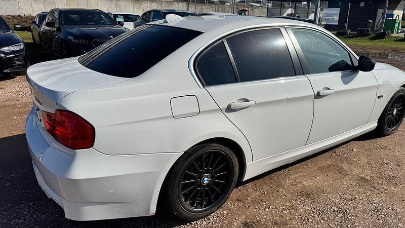 Gebraucht BMW 330 Sport Line 245 PS (180 kW) 2010 Weiß Limousine