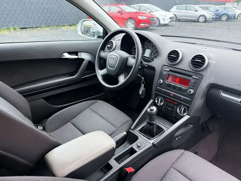 Second-hand Audi A3 Attraction 102 CP (75 kW) 2010 Argintiu Hatchback