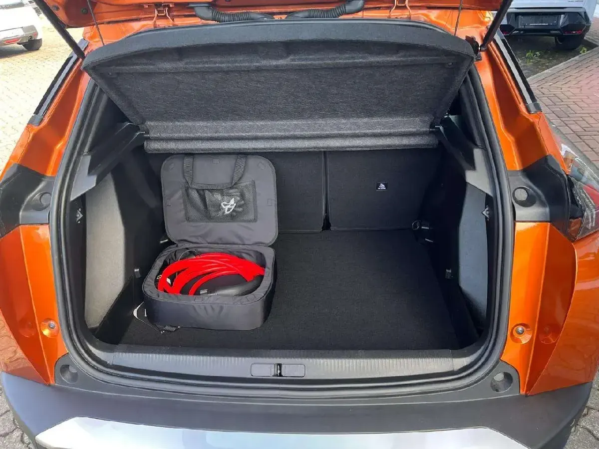 Gebraucht Peugeot e-2008 Active 100 kW (136 PS) 2023 Lackierung orange fusion/typ a SUV