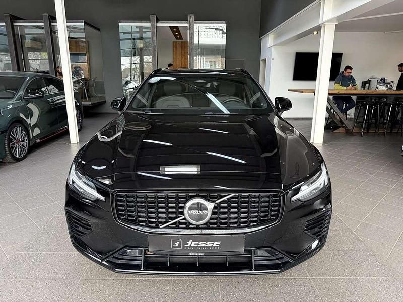 Gebraucht Volvo V60 Plus 253 PS (186 kW) 2022 Schwarz (metallic) Kombi