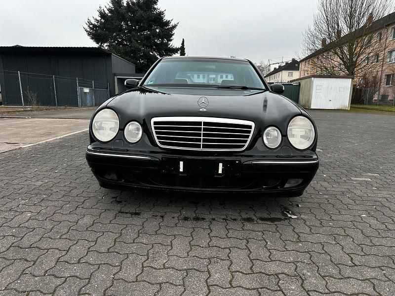 Używany Mercedes E280 210 KM (154 kW) 2001 Czarny Sedan/Limuzyna