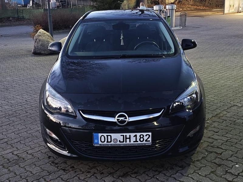 Gebraucht Opel Astra Edition 140 PS (102 kW) 2014 Schwarz Kombi