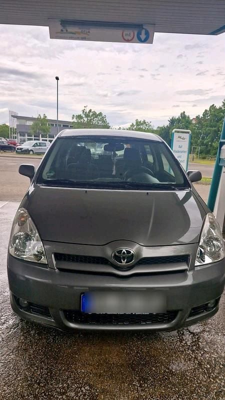 Silber Gebraucht 2007 Toyota Corolla Verso Van / Kleinbus | 5.000 € (Etwas zu teuer) - Bild 1/4