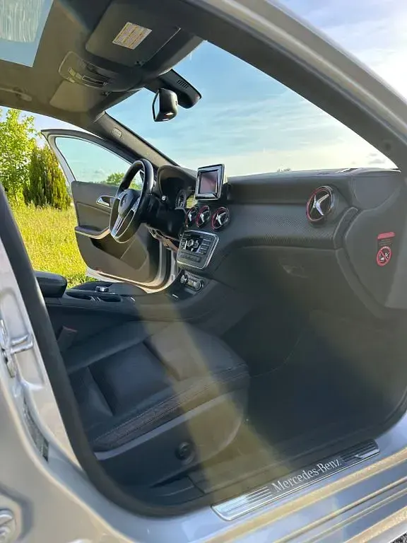 Używany Mercedes A250 211 KM (155 kW) 2012 Srebrny Sedan/Limuzyna
